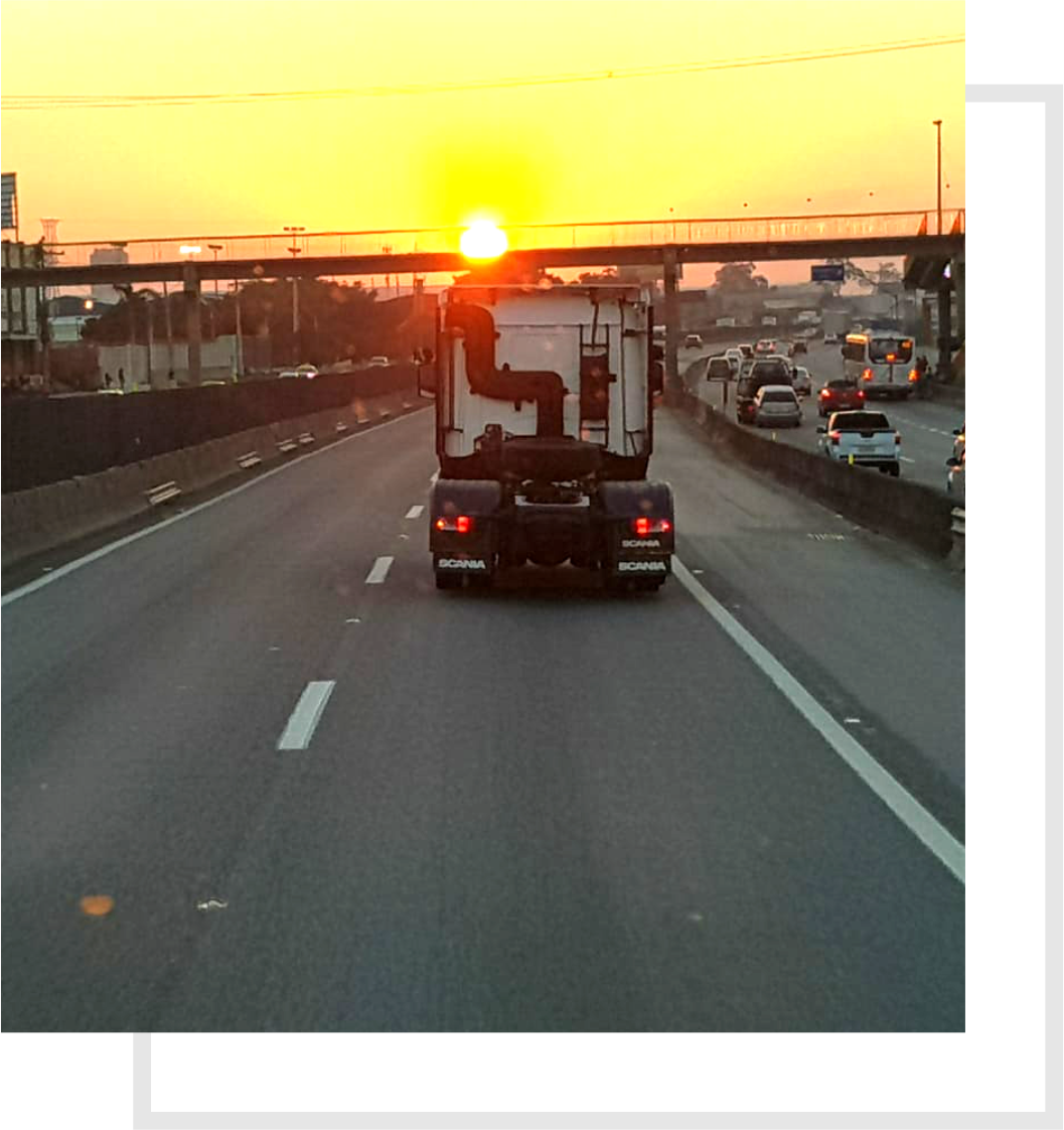 Motorista na direção e por do sol